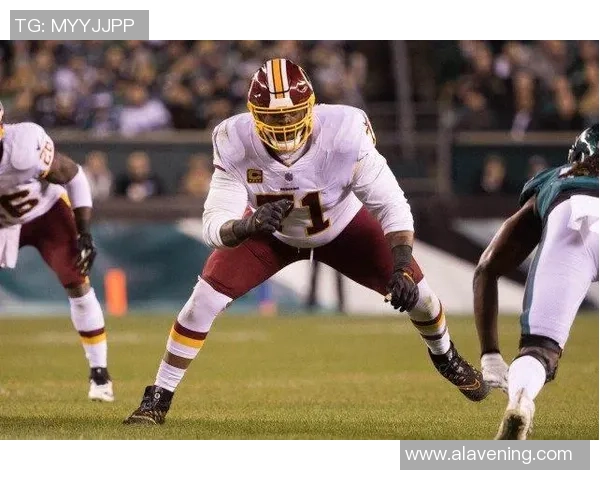 足球明星如何在比赛中巧妙佩戴头盔以保护头部安全